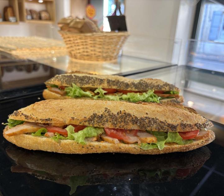 Nous proposons une sélection variée de snacks gourmands et sains.